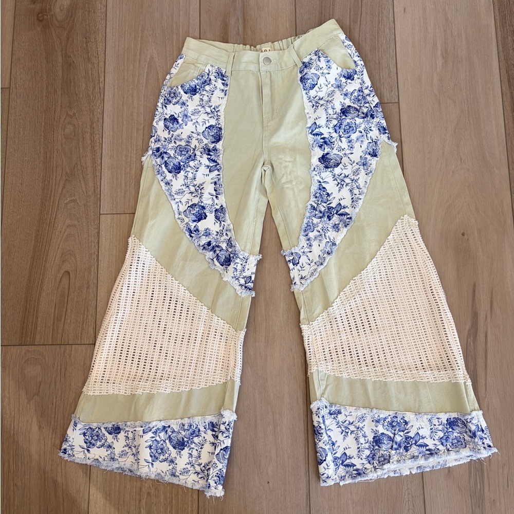 POL
POL Wide Leg Pants with Blue Floral and Cream Accents - Picture 4 of 9